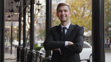 Başarılı bir gülümseyen genç iş adamı açık havada portresi