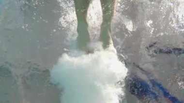 Kamera altta yatan geçmiş havuzda yüzer genç adam