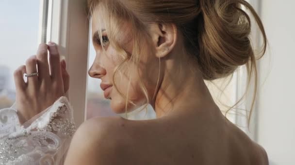 Detail Obličeje Krásná Dívka Stojí Okna Dívá Vzdálenosti — Stock video