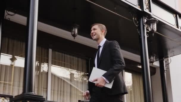 Joven hombre de negocios feliz sonriendo y levantando las manos. Primer plano. — Vídeos de Stock