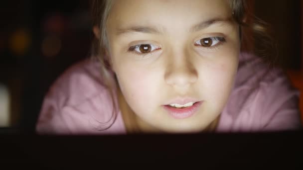 Genç kız dijital tablet karanlık odada kullanır. — Stok video