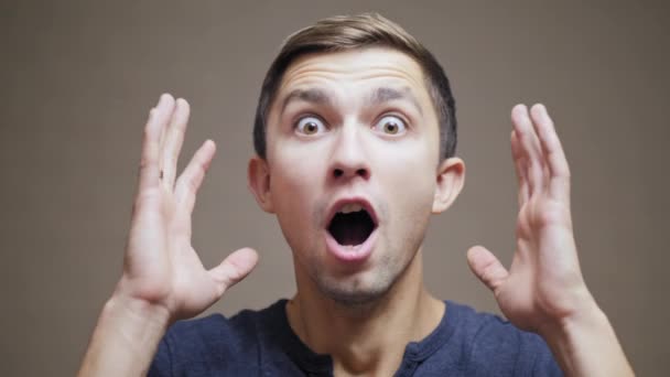 Retrato de un hombre expresión emoción de sorpresa — Vídeos de Stock