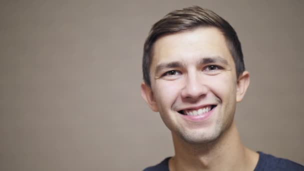 Portret Szczęśliwy Młody Człowiek Zbliżenie Młody Mans Twarzy Uśmiechający Się — Wideo stockowe
