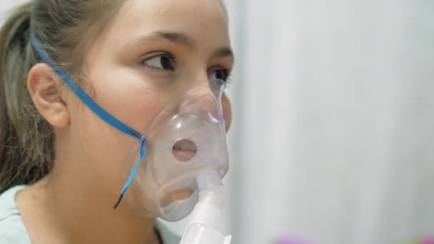 Tieners gezicht inademen door inhalator masker — Stockvideo