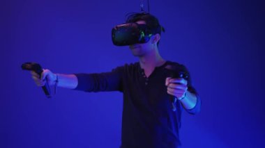Genç adam Vr kulaklık oynamak etkileşimli video oyunu