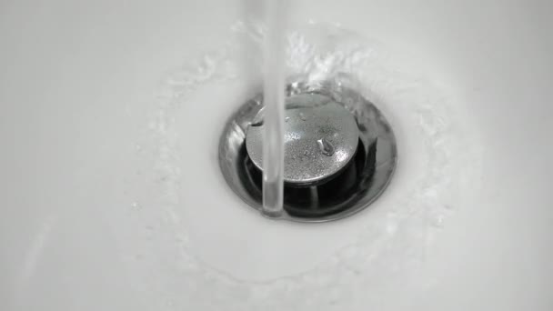 Abfluss mit fließendem Wasser, Spüle mit Wasser — Stockvideo