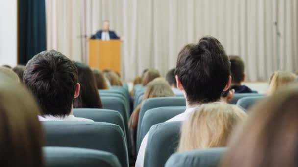 Mucha gente sentada en un seminario conferencias y conferencias . — Vídeo de stock