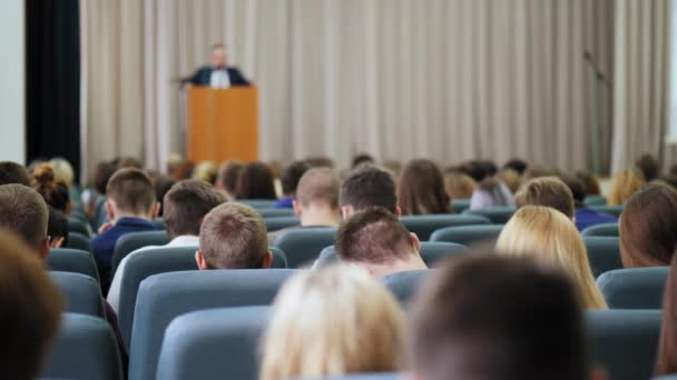 Många människor som sitter vid ett seminarium föreläsningar och konferenser. — Stockvideo