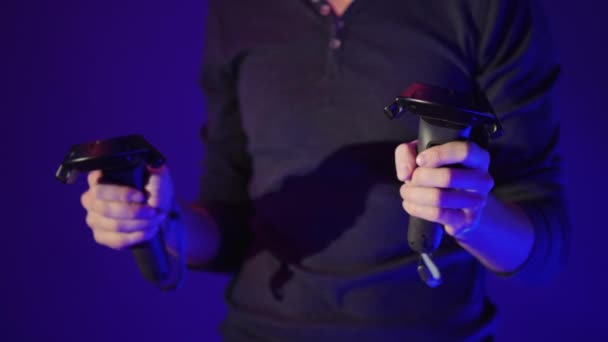 Close-up van Vr domeincontrollers in de handen van mannen — Stockvideo