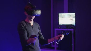 Adam Vr video oyun vr kulüpte çalış.