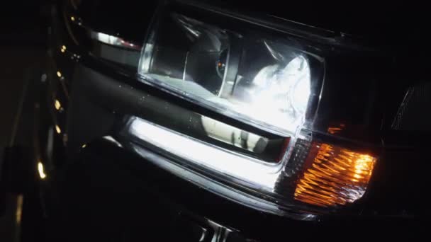 Auto s světlo dolních návěstních svítilen a reflektor blink blízko ve tmě — Stock video