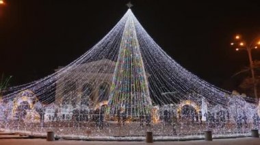 Büyük Noel ağacı parlıyor
