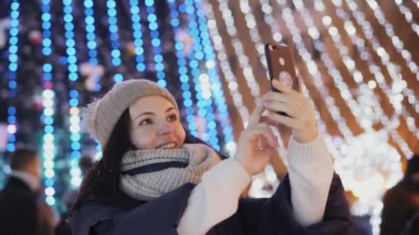 Mujer tomando fotos en el teléfono inteligente — Vídeos de Stock