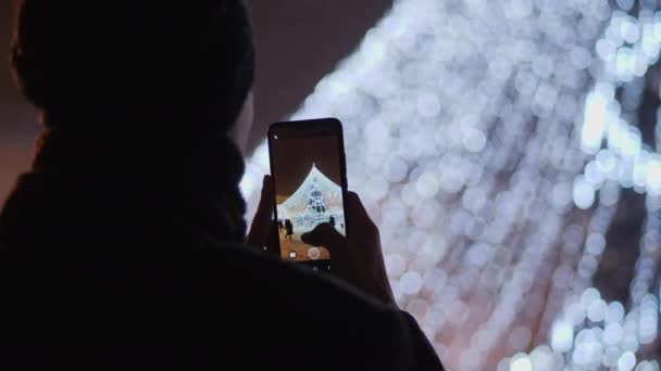 Vista Trasera Hombre Tomando Fotos Escena Del Mercado Europeo Navidad — Vídeo de stock