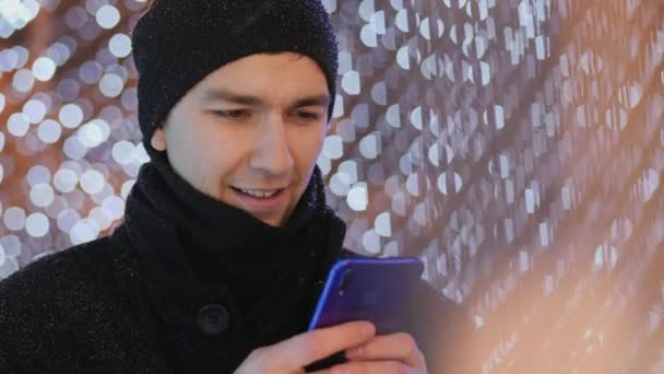 Man Sms Mengetik Aplikasi Smartphone Malam Natal Snowy Malam — Stok Video