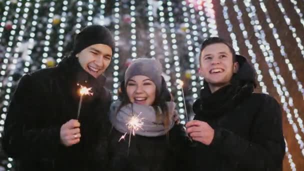 Três Amigos Próximos Comemorando Ano Novo Livre Sorrindo Segurando Luzes — Vídeo de Stock