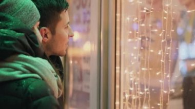 Bir kaç akşam sokakta vitrin bakarak. Kış saati