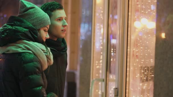 Couple Regardant Vitrine Dans Rue Soir Heure Hiver Gros Plan — Video