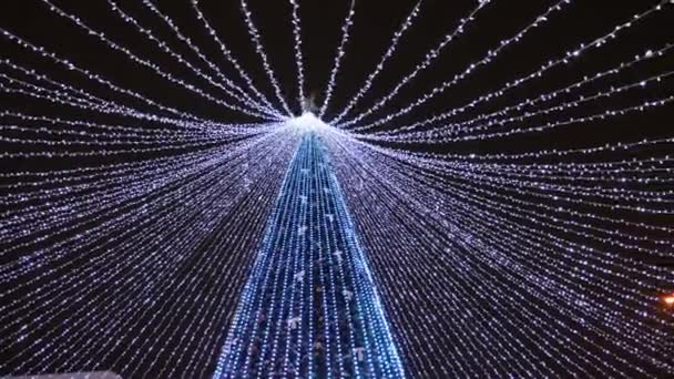Şehrin Ana Noel Ağacı Dekorasyon Işıklar Çelenk Yeni Yılda Steadicam — Stok video