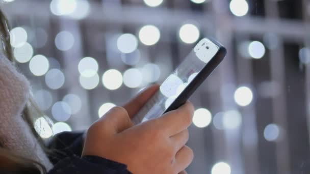 Teen Flicka Med Smartphone Utomhus Närbild Mot Bakgrund Lights Out — Stockvideo