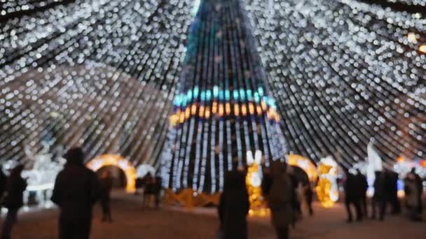 Árbol Navidad Borroso Brilla Plaza Ciudad Una Víspera Año Nuevo — Vídeo de stock