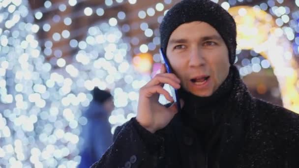 Joven Hablando Por Teléfono Noche Navidad Calle Decorado Con Festones — Vídeos de Stock