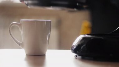 Bir cam kase gelen bir bardağa dökerek kahve