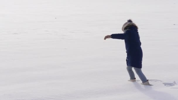 Ragazza che attraversa la neve profonda — Video Stock