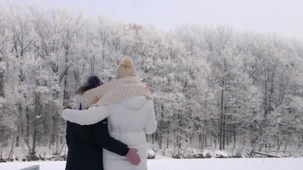 妇女与她的女儿看着霜冻树 — 图库视频影像