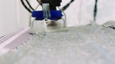 Yakın çekim profesyonel terzi Ütü tekstil ütü masası üzerinde geleneksel terziler dükkanı stüdyosunda çalışmaya başlamadan önce buhar ile. Önden görünüm