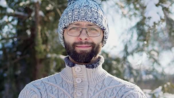 Retrato Cerca Hombre Barbudo Alegre Gafas Sombrero Punto Invierno Con — Vídeo de stock