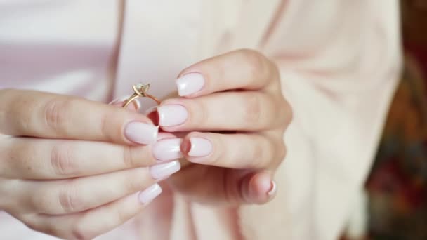 女孩与美丽的指甲油检查钻石戒指举行它在他的手中 — 图库视频影像