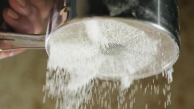Tek elle un elek. Un parçacıkları düşmek