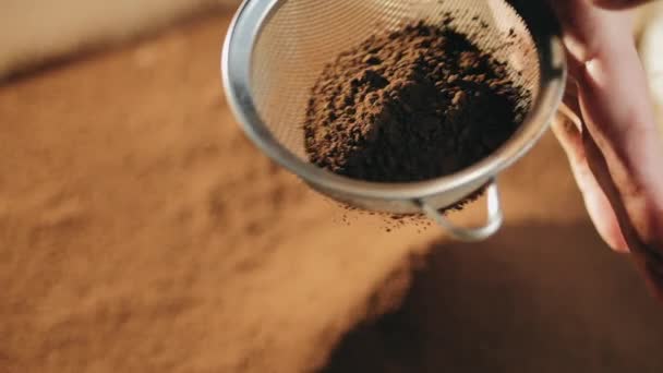 Primo piano mani donna setacciando cacao in polvere — Video Stock