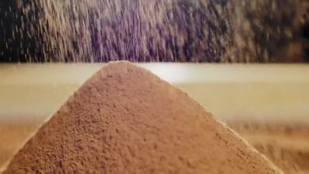 Primer plano del tamizado del tamiz de cacao en polvo — Vídeo de stock
