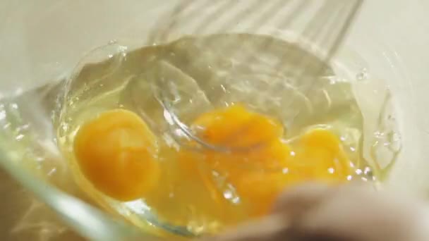 Slå ägg med en metall visp — Stockvideo