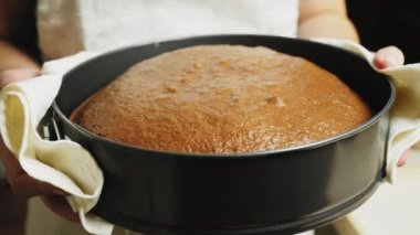 Taze tutan kadın tava pişirme, pasta pişmiş