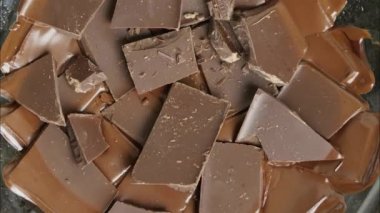 Erime video lapse zaman çikolata parçaları glas kabın içinde bar