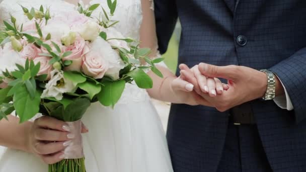 Casal recém-casado de mãos dadas close-up — Vídeo de Stock
