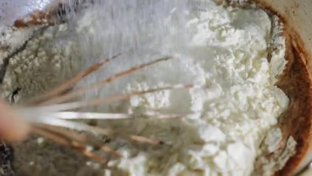 Farine tamisée dans un bol en verre .