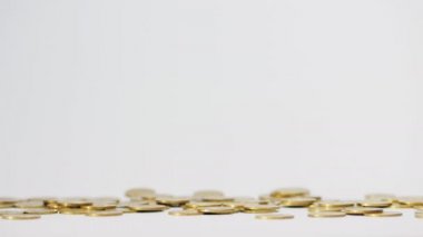 Altın renkli sikke yükselen sütunlar