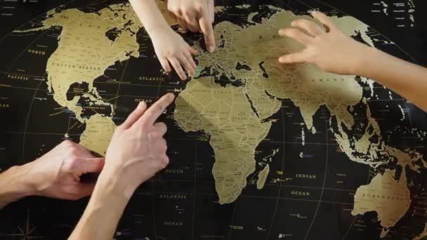 La familia está planeando un nuevo viaje con un mapa de viajes — Vídeos de Stock