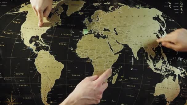 La familia está planeando un nuevo viaje con un mapa de viajes — Vídeo de stock