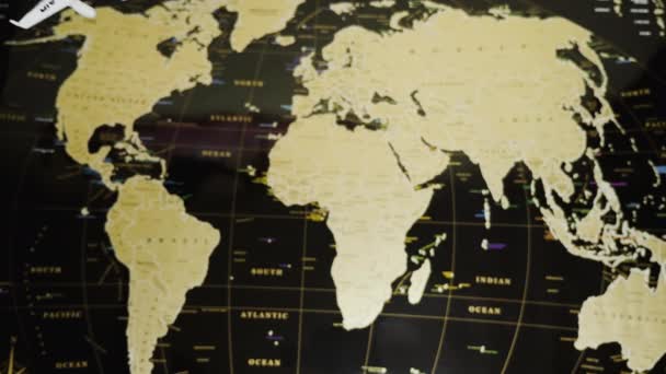 Top vista viaggiatori mano volare un aeroplano giocattolo sopra la mappa del mondo — Video Stock