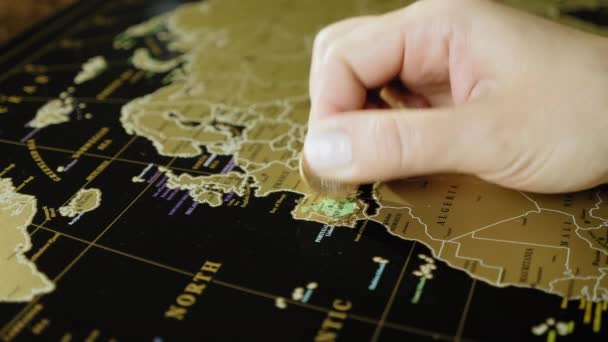 Las manos borran el país en el mapa de arañazos con placa de metal — Vídeo de stock