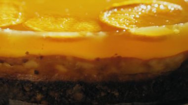 Cheesecake üzerine mandalina jöle ile