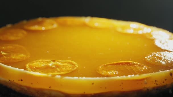 Cheesecake med mandarin gelé på en tallrik — Stockvideo