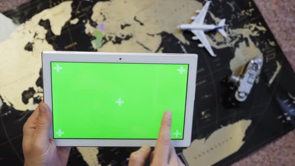 Seyahat kavramı. Bir adam bir dijital tablet ile yeşil bir chromakey kullanır. — Stok video