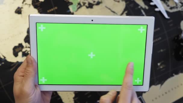 Concepto de viaje. Un hombre usa una tableta digital con un cromakey verde — Vídeo de stock