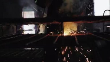 Kaynakçı Kaynak parçası metal inşaat.